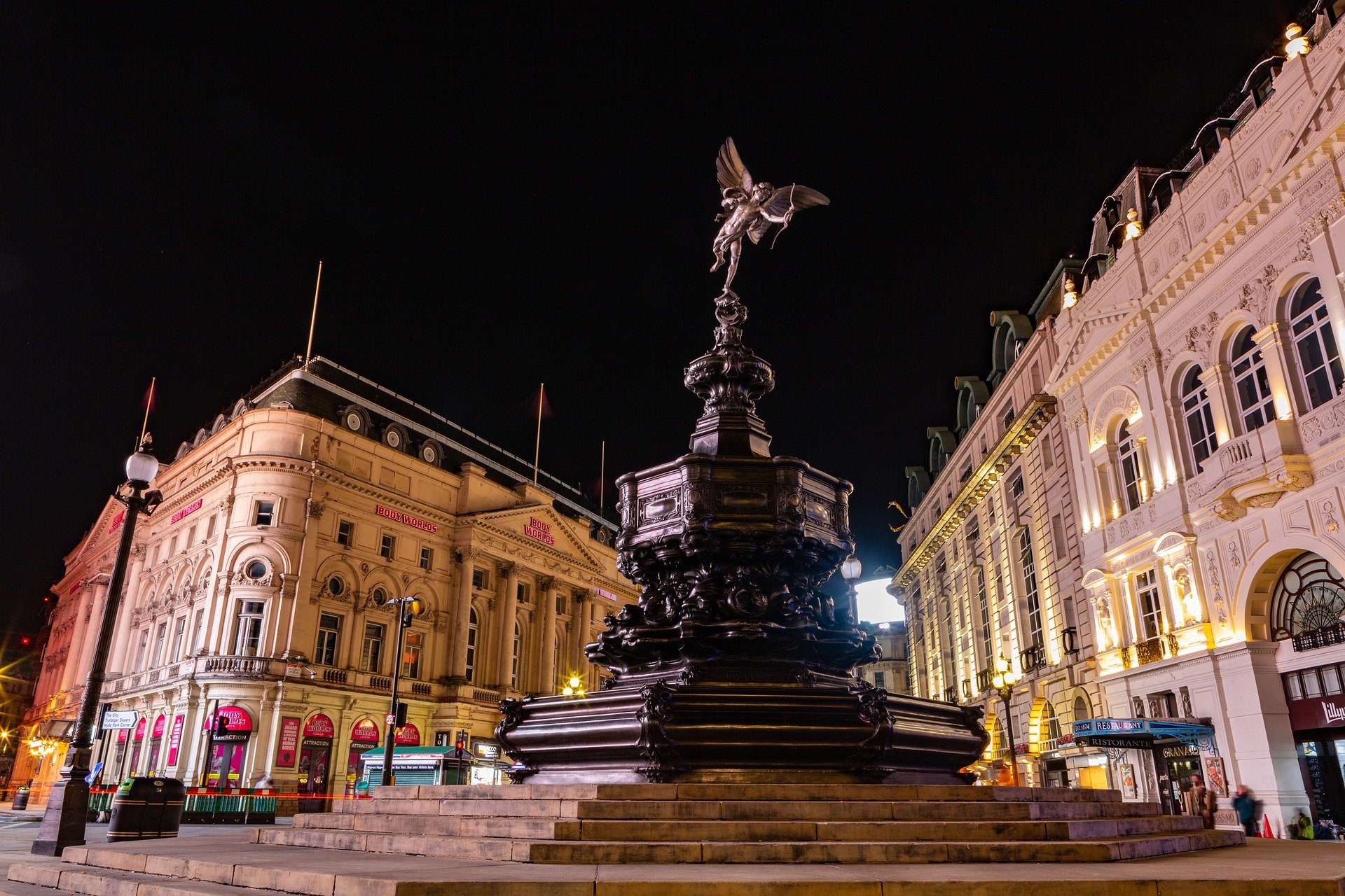 ميدان البيكاديلي Piccadilly Circus