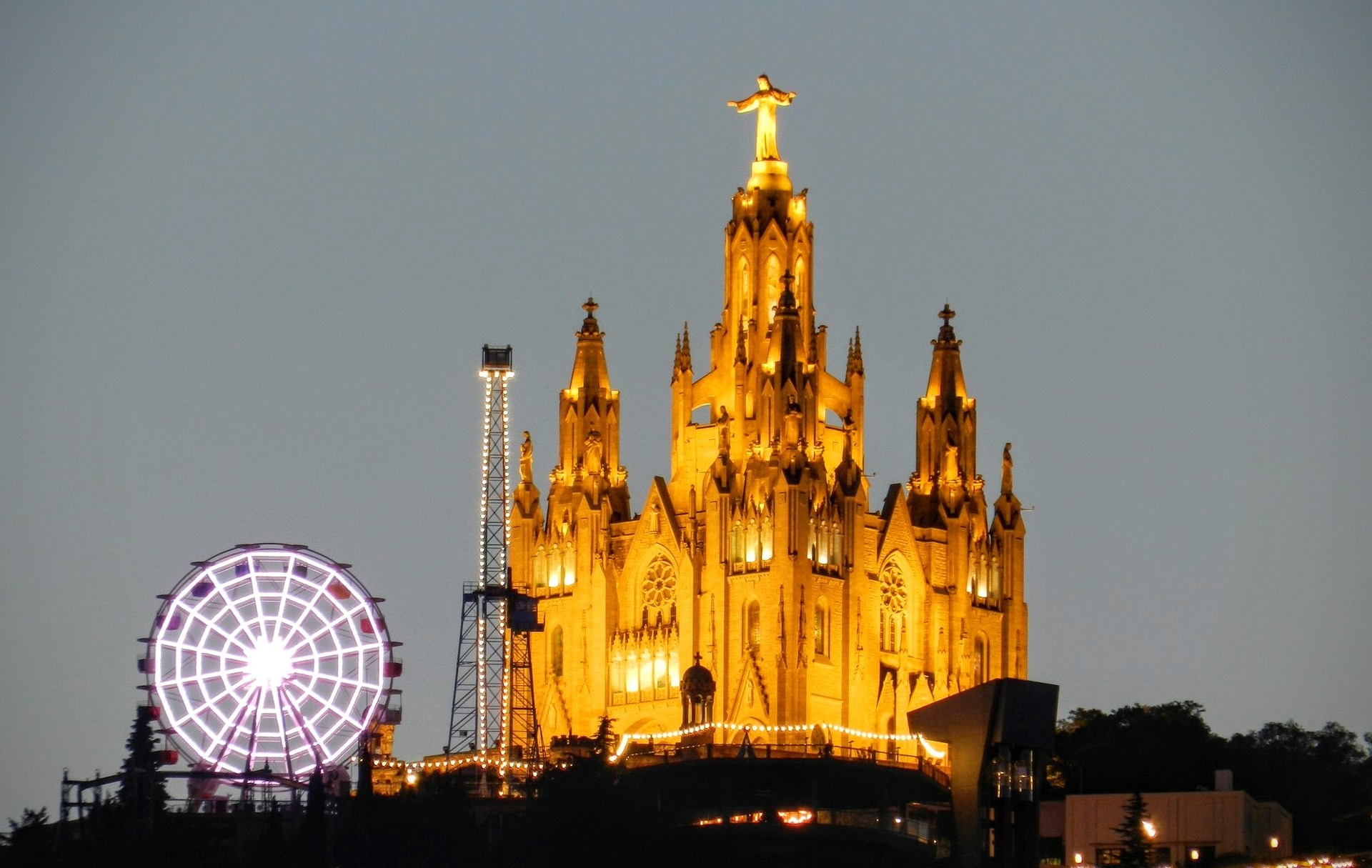 برشلونة , اماكن سياحية و برامج يومية و مناطق التسوق