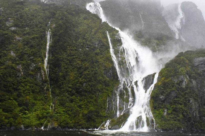 Milford-Sound-Rain-Waterfall-NEw-Zealand_optimized ملفورد ساوند اعجوبة كوكب الارض الطبيعية في نيوزلندا , نصائح و معلومات سياحية مهمة