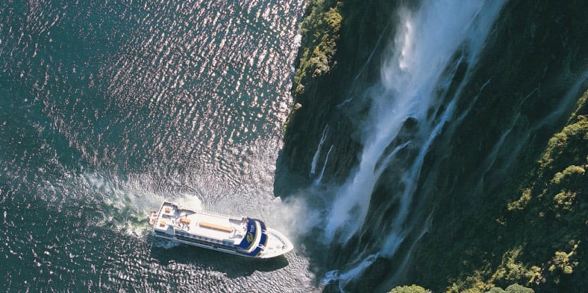 Milford_Sound_Real_Journeys_Boat_Cruise_3 ملفورد ساوند اعجوبة كوكب الارض الطبيعية في نيوزلندا , نصائح و معلومات سياحية مهمة