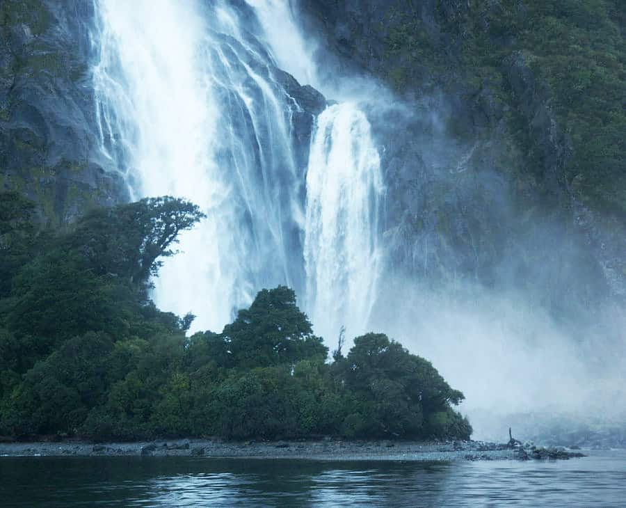 bowen-falls-at-the-entry-to-milford-sound-new-zealand-kai-hyde ملفورد ساوند اعجوبة كوكب الارض الطبيعية في نيوزلندا , نصائح و معلومات سياحية مهمة