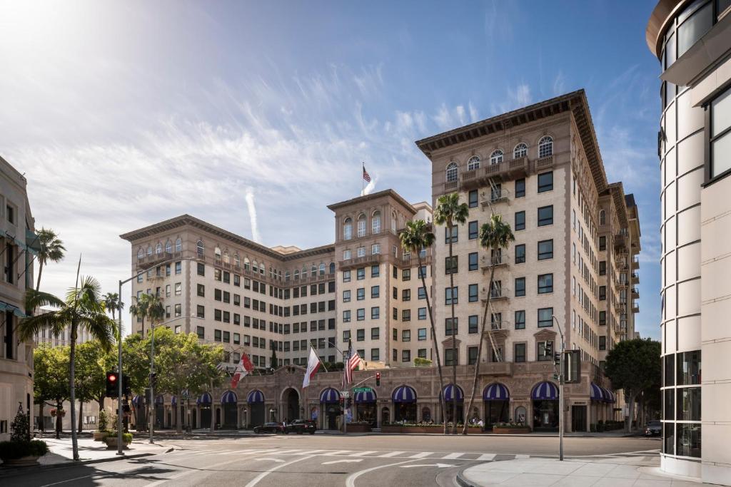 افضل فنادق بيفرلي هيلز في لوس انجلوس , ادخل قبل ان تقع بفندق قديم و متهالك !!
