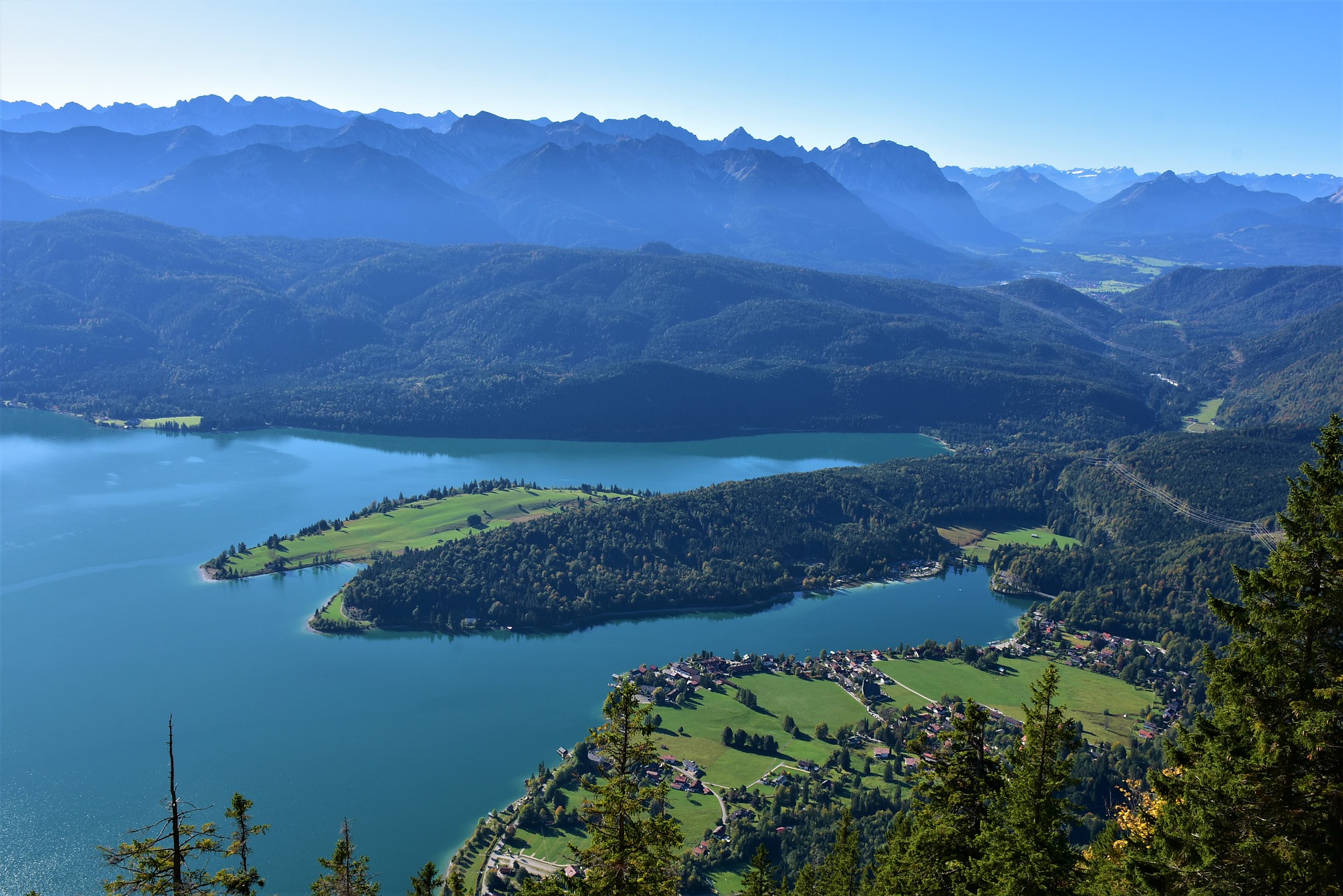 السياحة في بلدة مورناو murnau am staffelsee في الريف الالماني البافاري