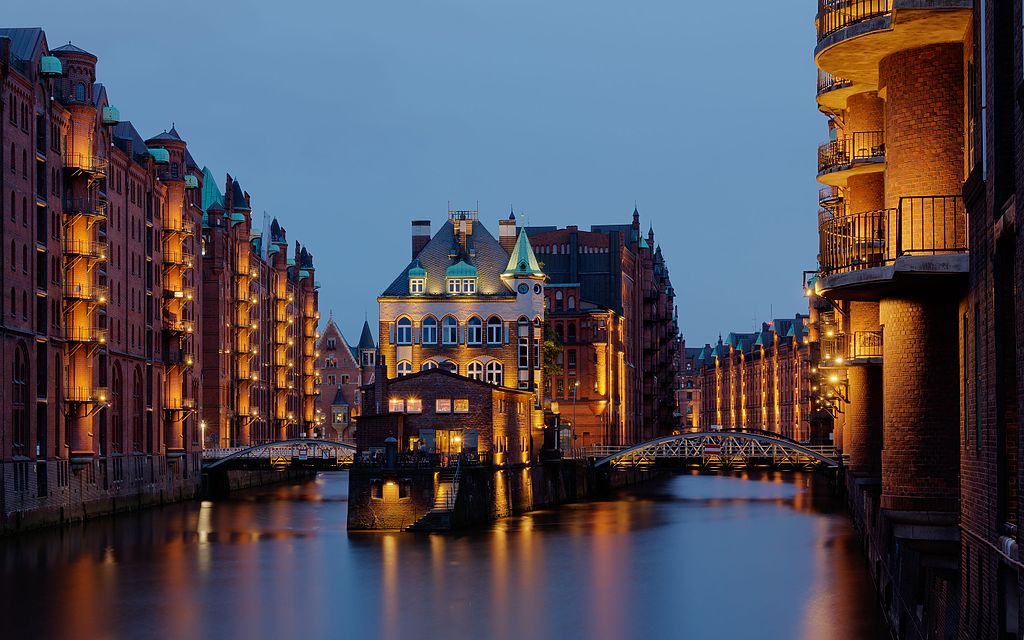 Hamburg,_Speicherstadt,_Wasserschloss_--_2016_--_3265-71