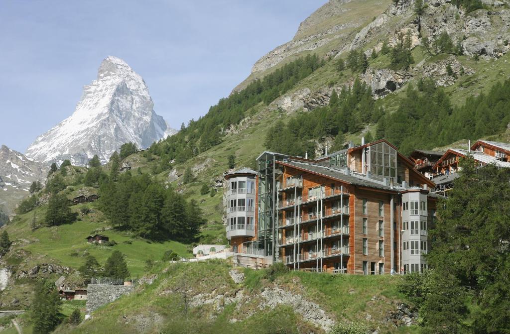 فندق ذا أومنيا في سويسرا، الفندق الواقع على جبال الألب
