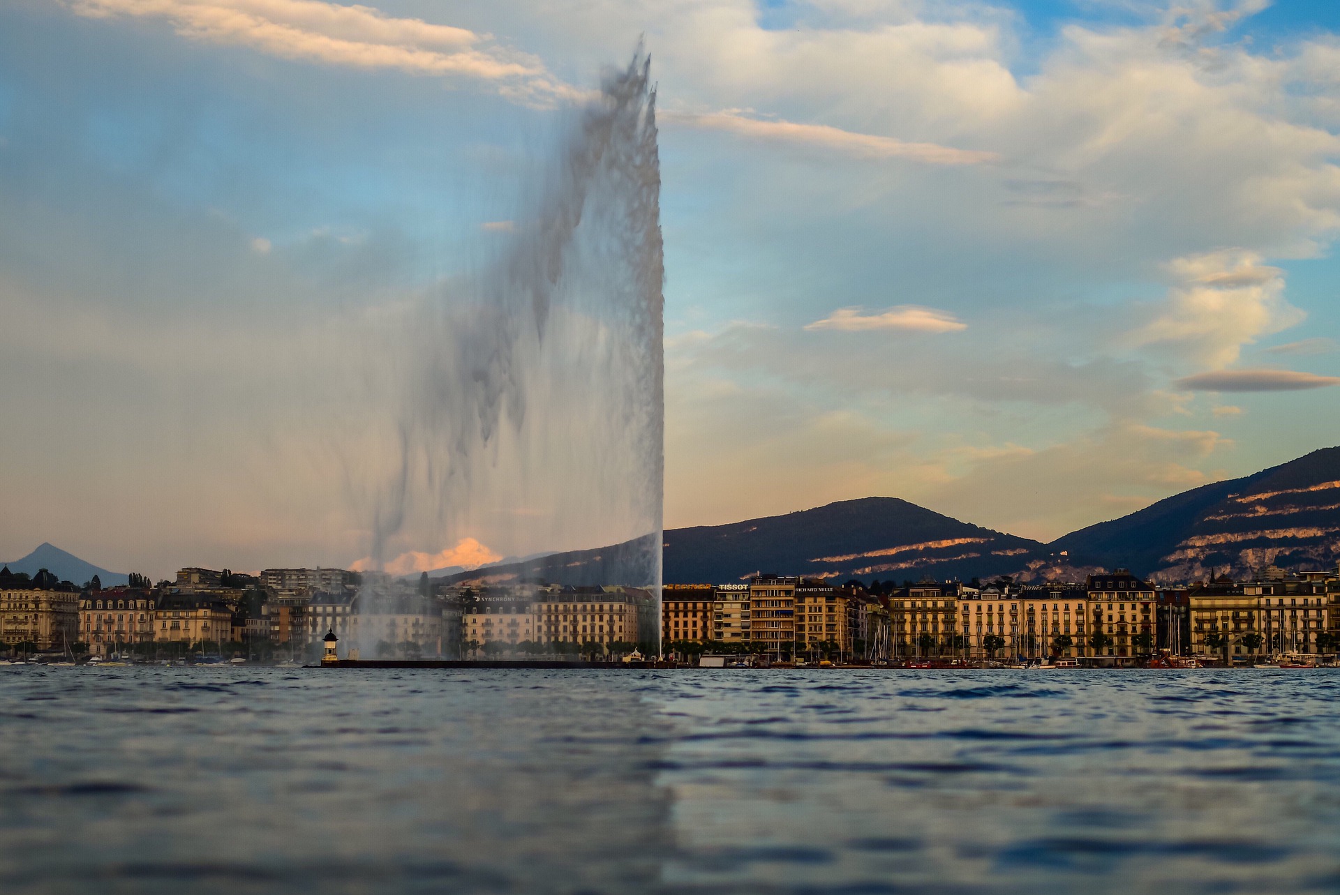 معلومات عن بحيرة جنيف و أفضل أنشطة البحيرة