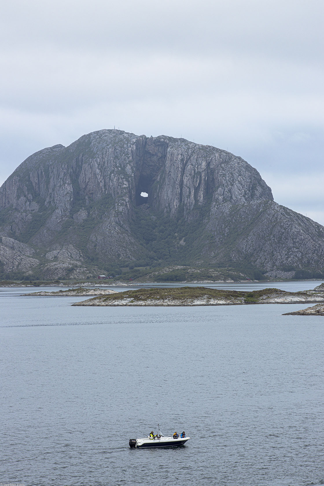 رحلة الكروز النرويجي لرؤية شمس منتصف الليل و اجمل المضائق النرويجية .