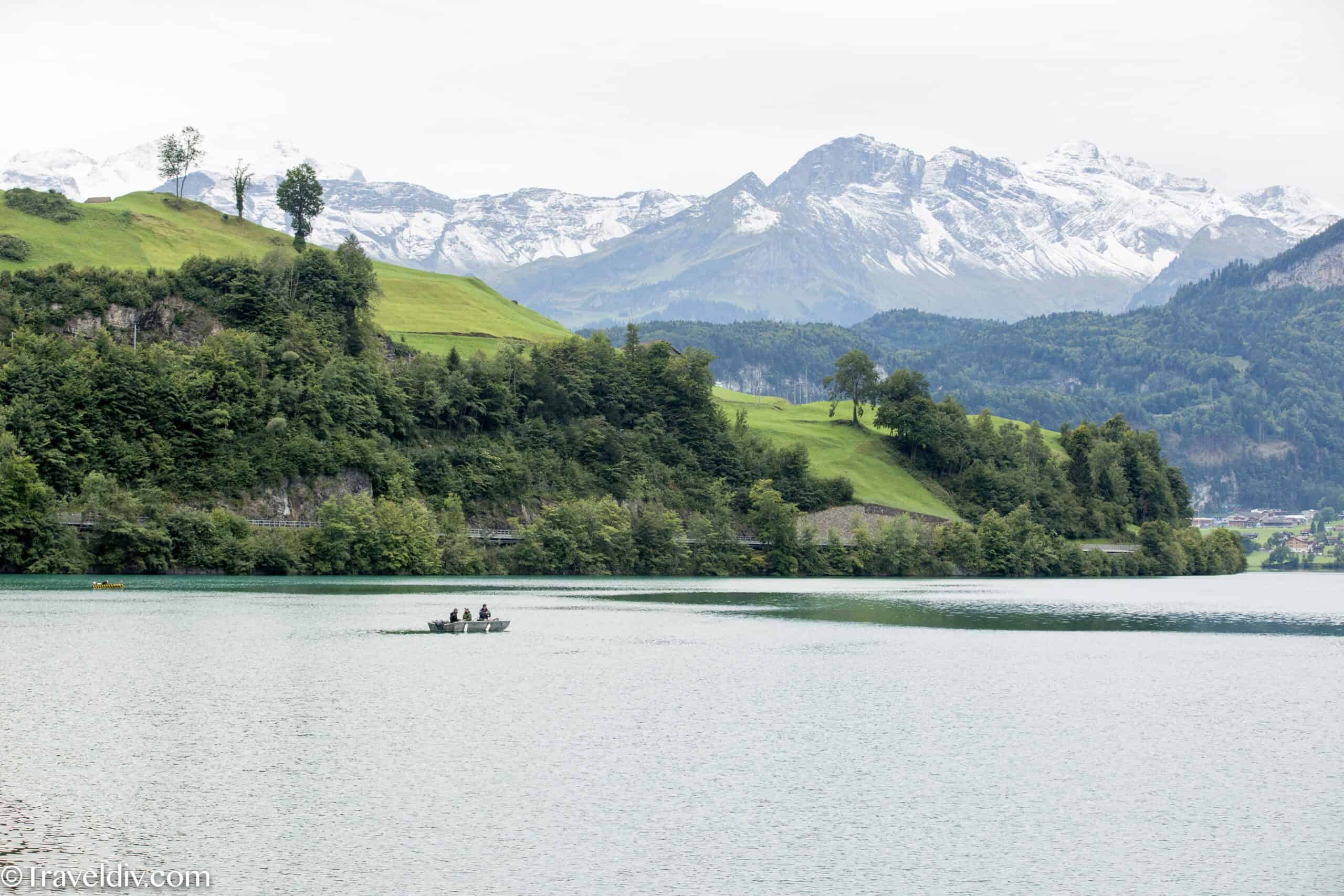 بحيرة لونجيرن في سويسرا