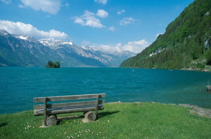 انترلاكن , ملتقى البحيرات السويسرية هنا تجد اجمل البحيرات القريبة منها .