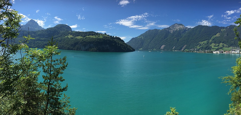 انترلاكن , ملتقى البحيرات السويسرية هنا تجد اجمل البحيرات القريبة منها .