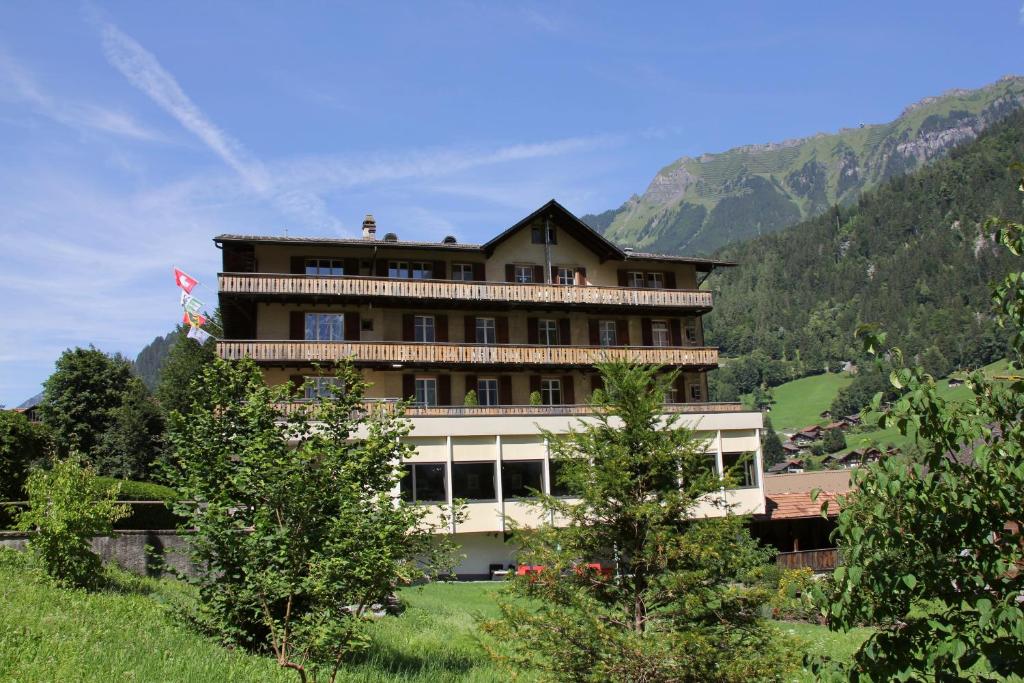 وادي لوتربرونين في سويسرا اجمل وادي في العالم يجب ان تزوره خلال رحلتك الى سويسرا