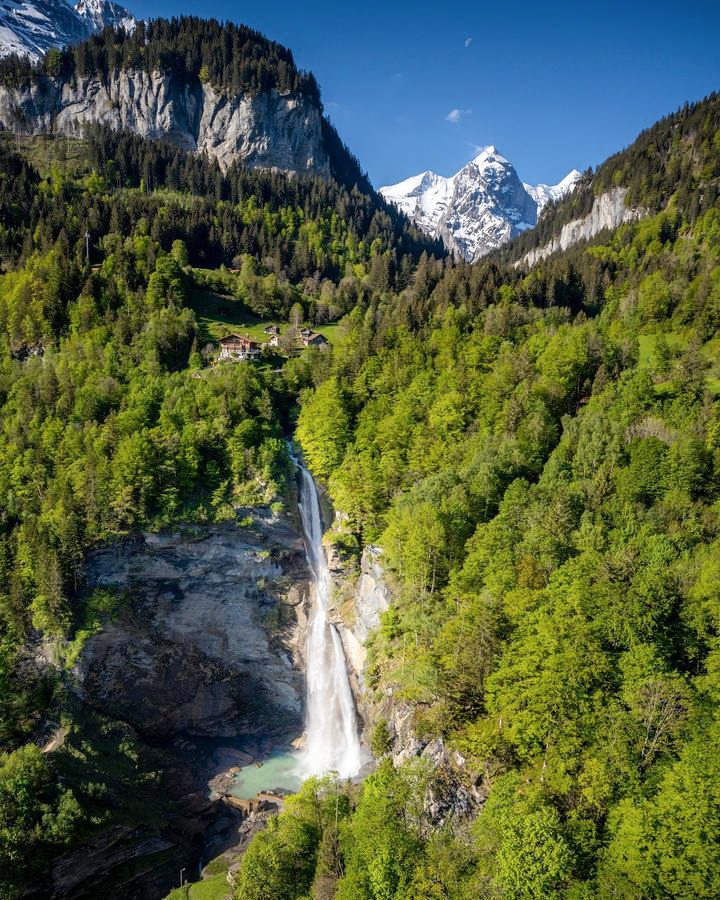 شلال ريخن باخ، بالقرب من إنترلاكن،  سويسرا
