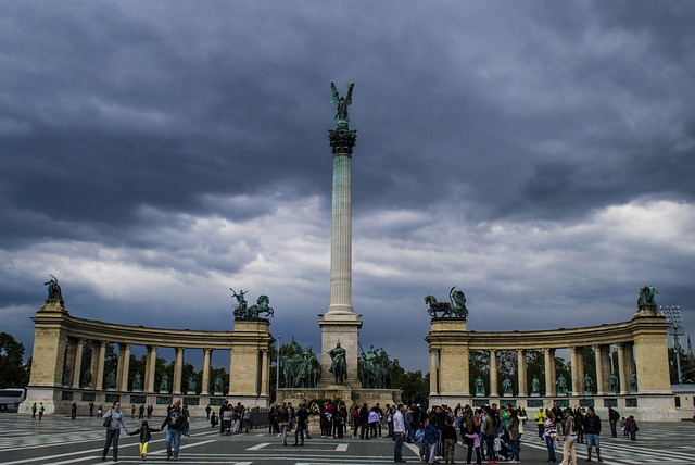 ميدان الأبطال أو Heroes Square