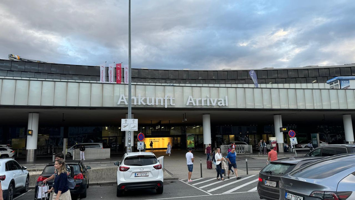 مبنى P4 مع لوحة Car Rental Return لإرجاع السيارات في مطار فيينا